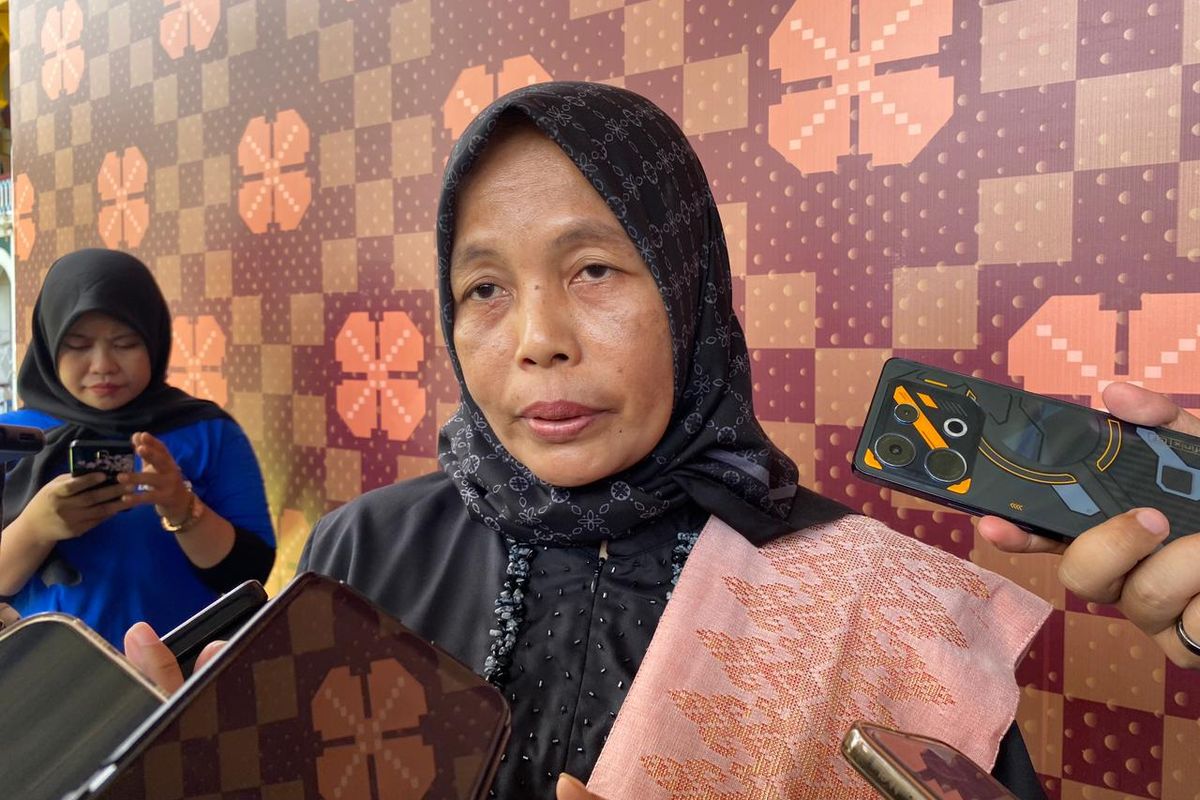 Nur Wahida, penenun asal Deli Serdang, Medan, Selasa (4/11/2025). 