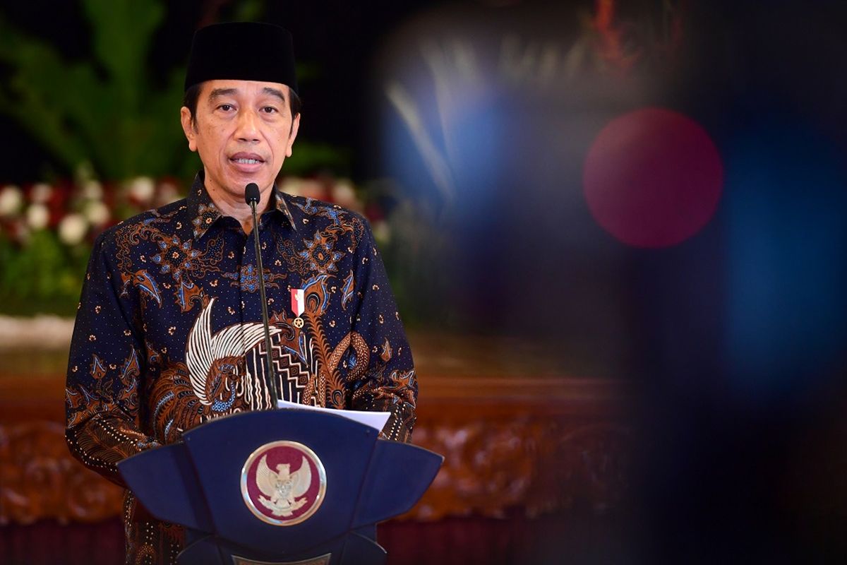Presiden Joko Widodo menyampaikan sambutannya pada acara Milad ke-109 Muhammadiyah secara daring dari Istana Negara, Jakarta, Kamis (18/11/2021). ANTARA FOTO/Biro Pers dan Media Kepresidenan/Muchlis Jr/Handout/wsj.