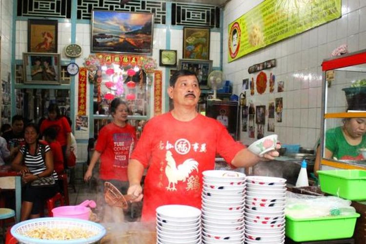 Herry Liu, pemilik sekaligus peracik Bakso Sapi Bakmi Ayam 68 yang tersohor di Singkawang sedang melakukan atraksi melempar mi masakannya. Hal tersebut menjadi salah satu cirikhas di kedai bakminya, Sabtu (11/2/2017).