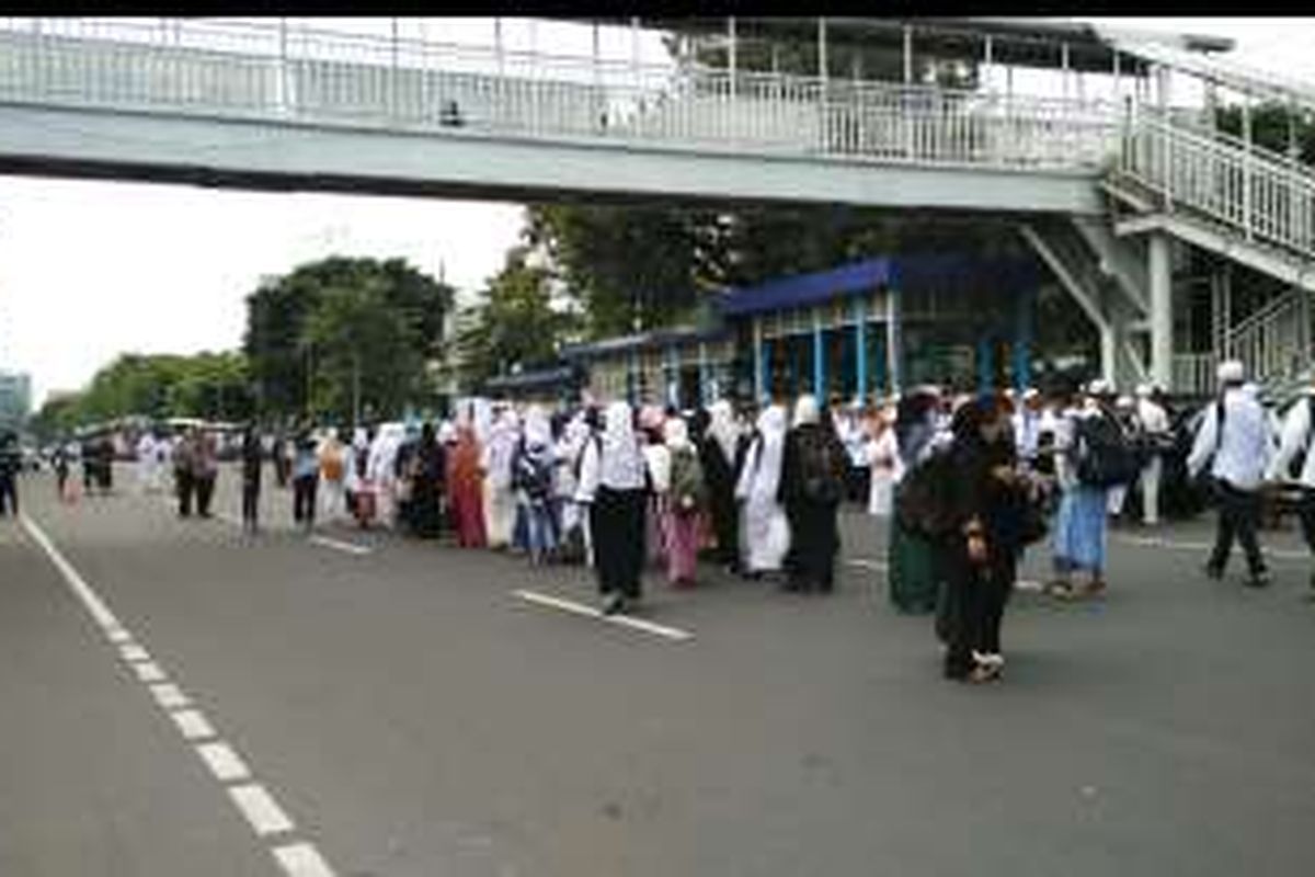 Jalan Medan Merdeka Timur di depan Stasiun Gambir, Jakarta Pusat, disterilkan dari kendaraan bermotor jelang pelaksanaan doa bersama, Jumat (2/12/2016).