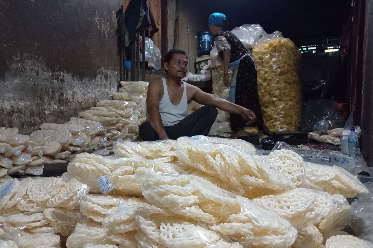 Herman, salah satu pemilik usaha penggorengan kerupuk di Kota Kediri, Jawa Timur.