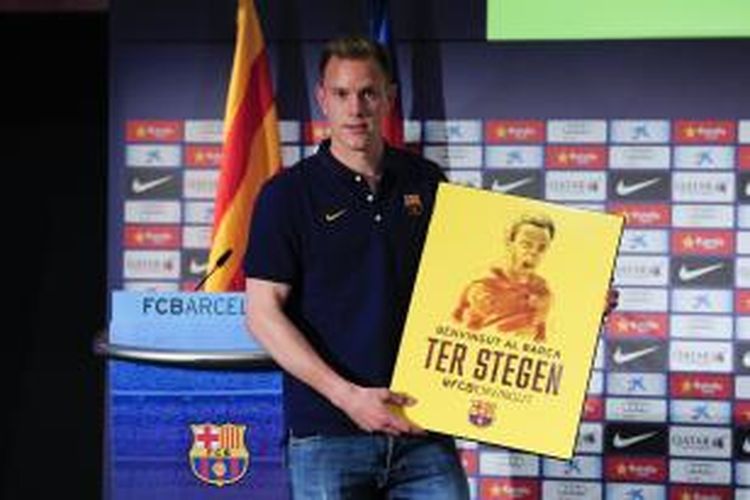 Kiper Barcelona, Marc-Andre Ter Stegen berpose pada sesi perkenalannya, di Camp Nou, Barcelona, Kamis (22/5/2014).