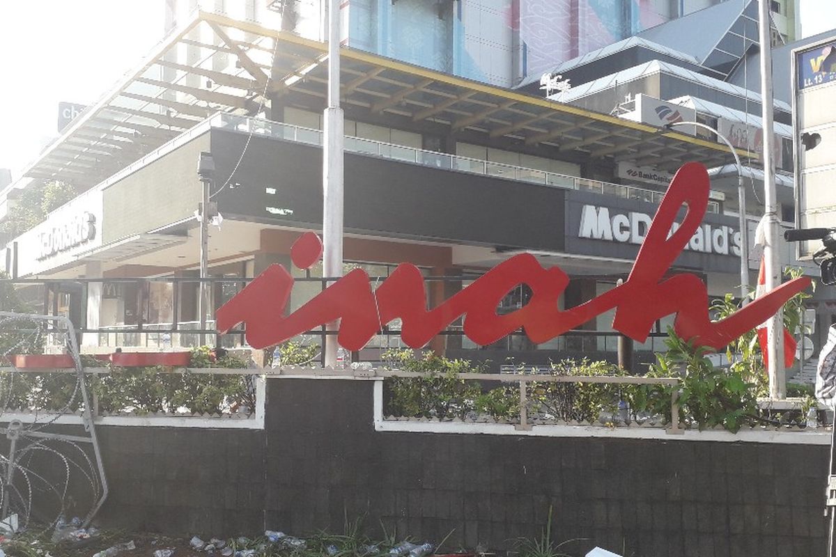 Plang bertuliskan Sarinah di pusat perbelanjaan Sarinah rusak pada Kamis (23/5/2019).