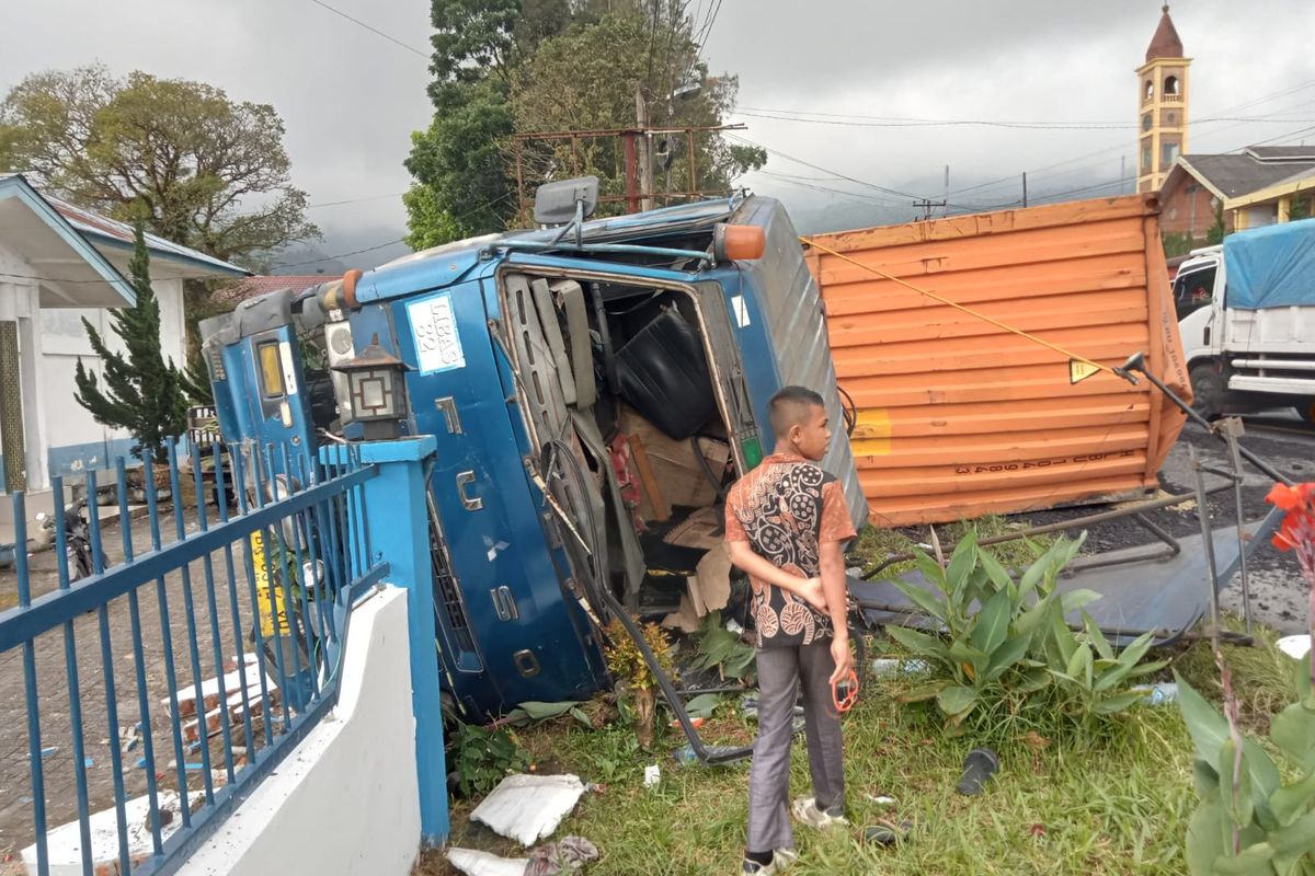 Satu unit mobil boks mengalami kecelakaan hingga menabrak pagar Kantor Desa Bandar Baru di Jalan Jamin Ginting Km 47,5, Kecamatan Sibolangit, Kabupaten Deli Serdang pada Rabu (12/2/2025). 