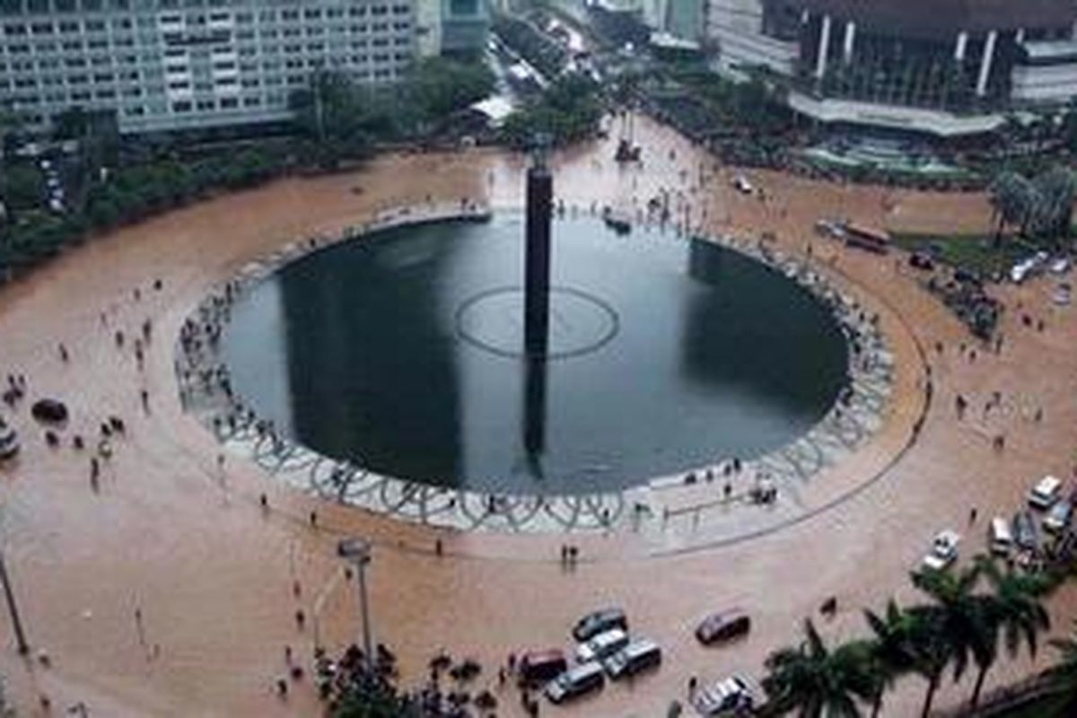Kawasan Bundaran Hotel Indonesia, Jakarta terendam banjir, Kamis (17/1/2013). Banjir tersebut mengakibatkan akses Jalan Sudirman - MH Thamrin lumpuh. 