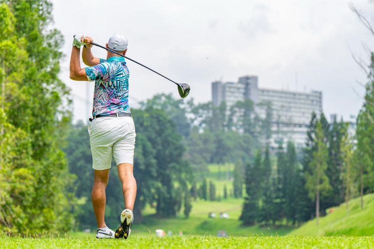 Seorang peserta sedang melakukan swing di 6th Anniversary Festival Charity Golf Tournament 2024 yang digelar oleh Swiss-Belresort Dago Heritage di Dago Heritage Golf 1917. Turnamen ini mengusung tema &quot;Fantasti6&quot; dan bertujuan untuk menggalang donasi bagi masyarakat dan anak-anak yatim piatu 