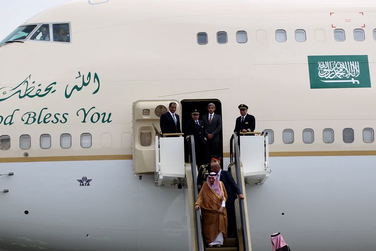 Raja Arab Saudi Salman bin Abdulaziz al-Saud tiba di Bandara Halim Perdanakusuma, Jakarta, Rabu (1/3/2017). Kunjungan Raja Salman ke Indonesia setelah 47 tahun lalu dalam rangka kerjasama bilateral Indonesia - Arab Saudi.