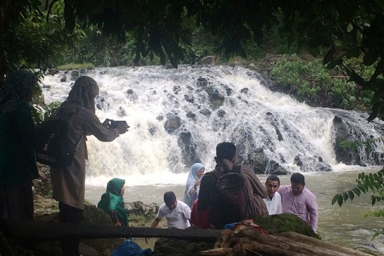 Wisatawan bersantai di pinggir Sungai Rayap, Desa Panton Rayeuk Sa, Kecamatan Kuta Makmur, Aceh Utara, Aceh, Rabu (3/1/2017).