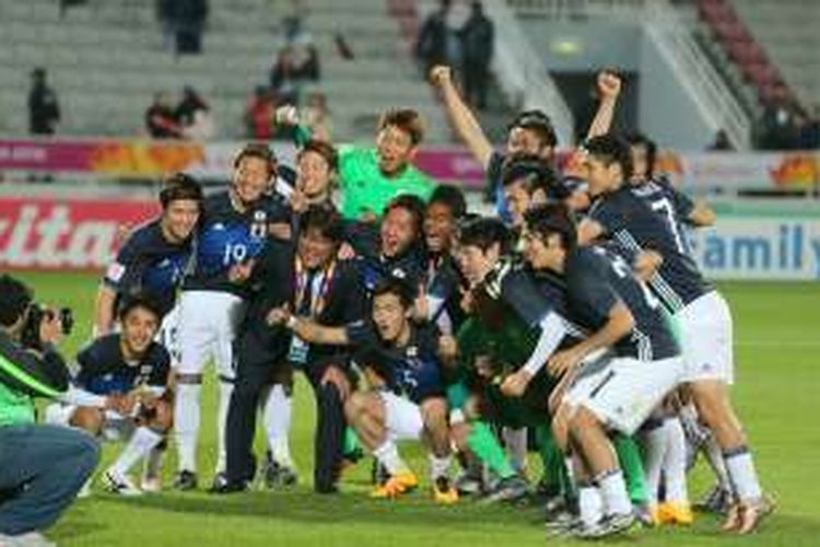 Para pemain dan pelatih tim nasional Jepang U-23 merayakan keberhasilan mereka menjuarai Piala Asia U-23, Sabtu (30/1/2016). Pada laga final, Jepang mengalahkan Korea Selatan dengan kedudukan 3-2.