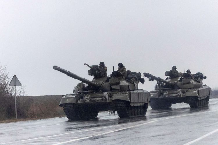 Tank Ukraina berjalan menuju kota, setelah Presiden Rusia Vladimir Putin mengesahkan operasi militer di bagian timur Ukraina, di Mariupol, Ukraina, Kamis (24/2/2022). ANTARA FOTO/REUTERS/Carlos Barria/FOC/djo