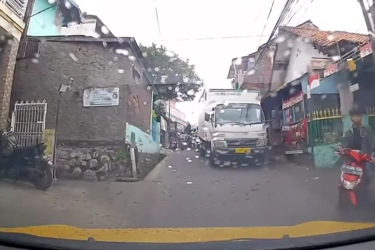 Berpapasan di jalan yang sempit 