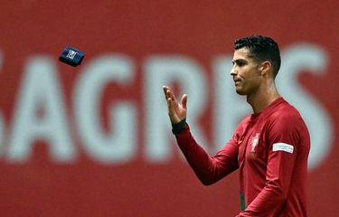 Portugal Kalah, Ronaldo Pasang Muka Masam dan Buang Ban Kapten ...