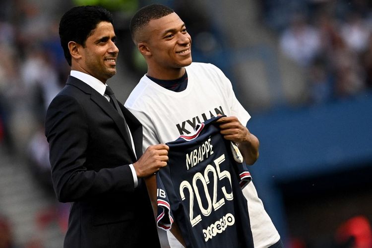 Penyerang PSG, Kylian Mbappe, berpose dengan presiden klub, Nasser Al-Khelaifi, setelah memastikan perpanjangan masa bakti di PSG hingga 2025 jelang laga kontra Metz pada Minggu (22/5/2022) dini hari WIB.