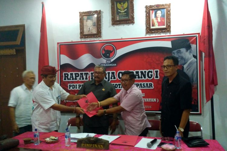 Ketua Tim Penjaringan Calon Gubernur DPC PDI-P Kota Denpasar Eko Supriyadi saat menyerahkan formulir pendaftaran kepada relawan sahabat Gus Rai