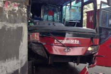 Pengendara Motor Tertabrak Transjakarta dan Masuk ke Kolong Bus
