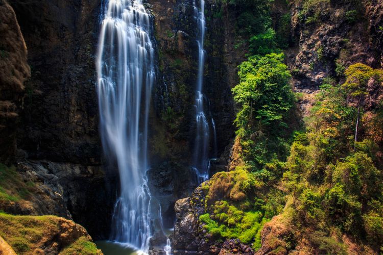 Ilustrasi Air Terjun atau Curug Puncak Manik di Kabupaten Sukabumi, Jawa Barat.