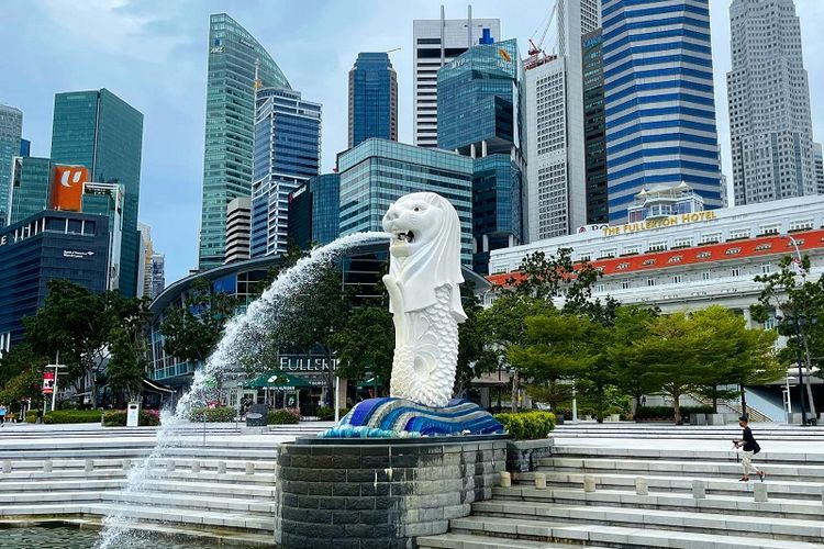 Ikon Singapura Patung Merlion di Taman Merlion, Marina Bay, Kamis siang (25/03/2021). Pelancong yang belum divaksinasi Covid-19 penuh atau dua dosis bisa masuk ke Singapura tanpa karantina rumah mulai Senin (29/08/2022).