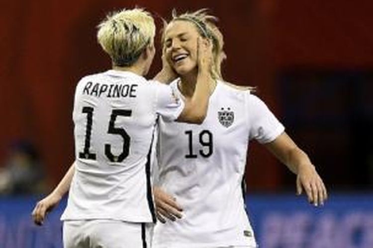 Dua pesepak bola wanita Amerika Serikat, Megan Rapinoe (kiri) dan Julie Johnston (kanan).