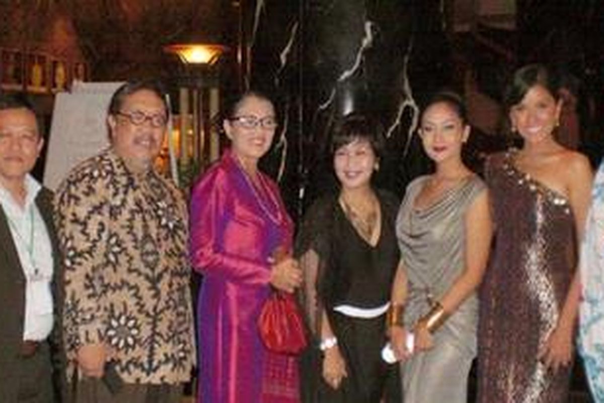 Delegasi Indonesia di ASEAN International Film Festival & Awards 2013, Kuching, Sarawak, Malaysia: (dari kiri ke kanan) Aris Muda Irawan, Didi Petet, Jajang C Noer, Inneke (dari Balinale Film Festival), Happy Salma, Titi Rajo Bintang, dan Agni Pratistha.