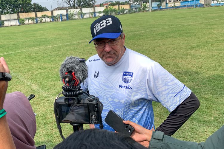 Pelatih Persib Robert Alberts memberikan komentarnya usai latihan rutin di Stadion Persib, Jl Ahmad Yani Bandung, Rabu (6/7/2022). 