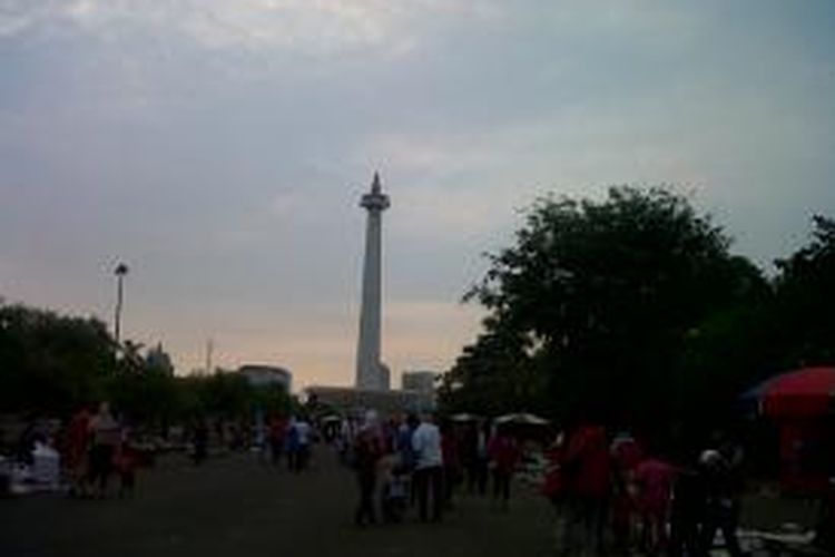 Warga Jakarta dan sekitarnya sudah memadati kawasan Monumen Nasional sejak pukul 16.00 WIB untuk menikmati Jakarta Night Religious Festival 2013, Senin (14/10/2013).