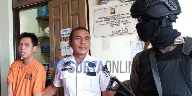 Pembunuh janda kaya Tulungagung, Rian Dicky F (26) digelandang di Polres Tulungagung setelah ditangkap tim buser di Surabaya.


