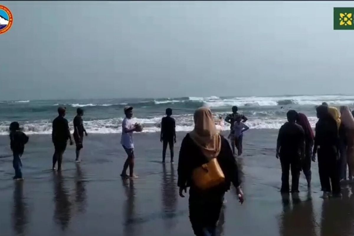 Upaya penyelamatan sembilan pelajar asal Magetan, Jawa Timur di Pantai Parangtritis, Bantul. Sabtu (28/10/2023)