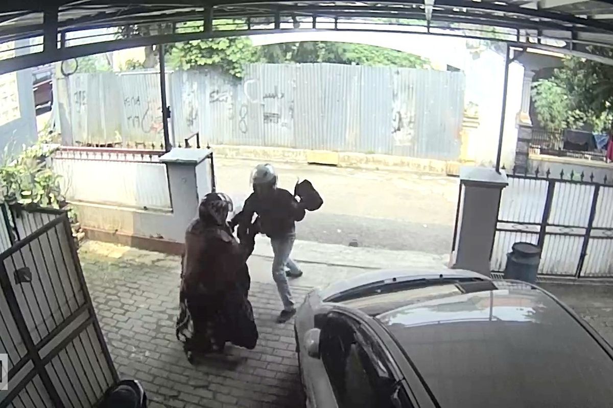 Korban saat melawan pelaku pencurian saat mengambil tas di Kota Serang, Banten. Korban mengalami luka tusuk saat mempertahankan harta bendanya. Jumat (28/7/2023).