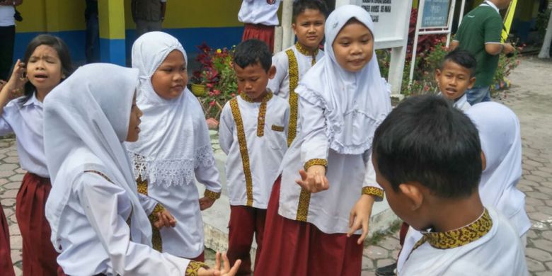 Salah satu aktivitas belajar-mengajar siswa SDN 010152 Sei Muka, Kabupaten Batu Bara, Sumatera Utara pada Kamis (24/8/2017).