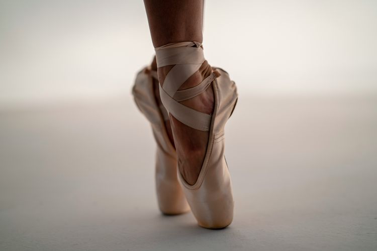 Mengapa penari balet merusak sepatu pointenya?