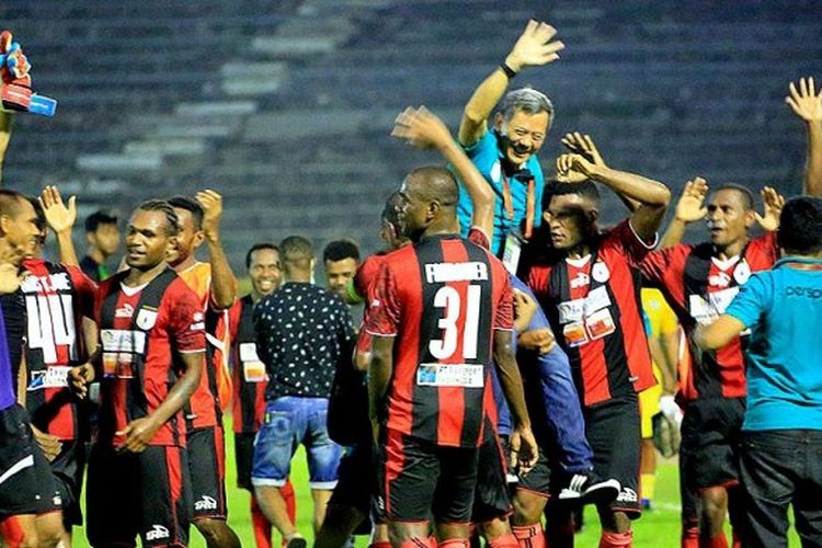 Manajer Persipura Jayapura, Rudi Maswi, diusung pemain setelah Persipura mengalahkan Persegres Gresik United 3-0 di Stadion Tri Dharma Gresik Jawa Timur (11/12/2016).