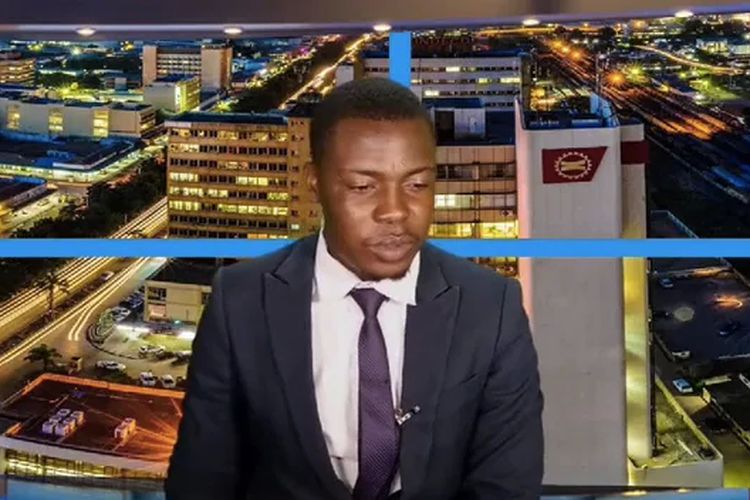 Tangkapan layar dalam potongan video yang menunjukkan seorang presenter televisi di Zambia Kabinda Kalimina mengaku bahwa dia dan rekan-rekannya belum digaji oleh perusahaan medianya saat siaran langsung.