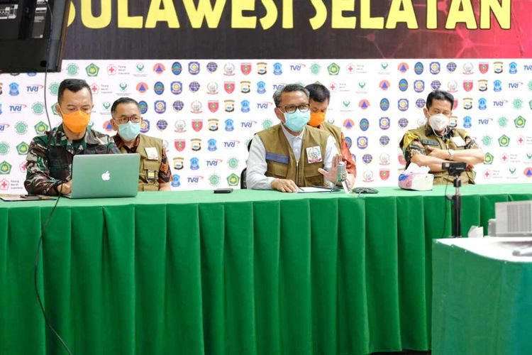 Gubernur Sulawesi Selatan Nurdin Abdullah (tengah) saat video conference melalui aplikasi Zoom, Kamis (16/4/2020).