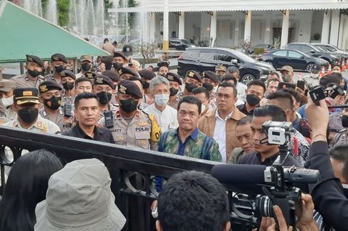 Ditemui Wagub DKI dari Balik Pagar, Massa Demo: Pak, Buka Pak Pintunya..