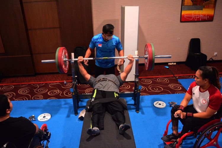 Tim para-angkat berat Indonesia tengah mematangkan performa sebelum tampil pada ASEAN Para Games 2022 di Hotel Solo Paragon.