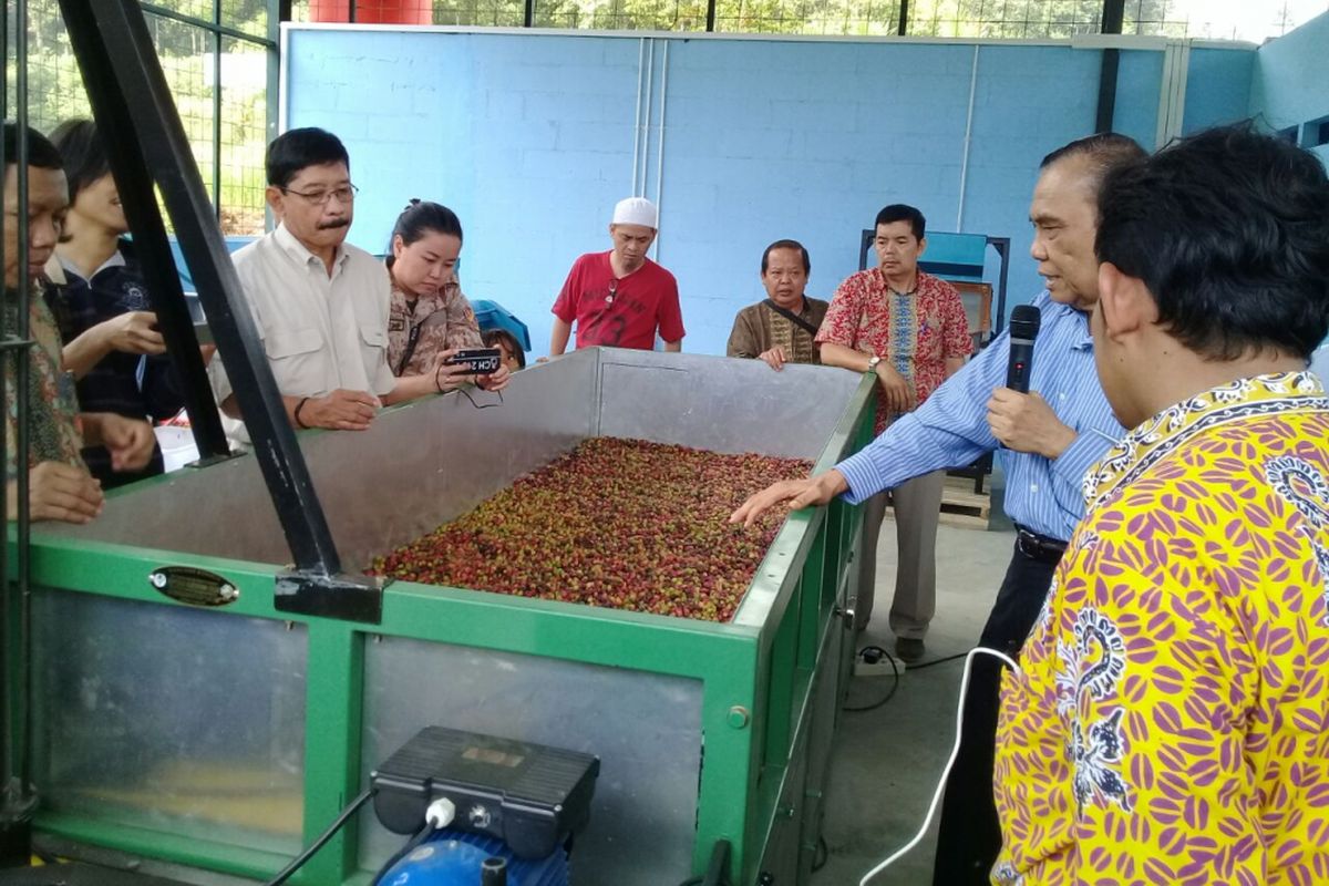 Kamaruddin Abdullah, Direktur Sekolah pasca Sarjana Universitas Darma Persada, tengah menerangkan mengenai alat pengolahan kopi yang menggunakan listrik dari tenaga mikro hidro di Dusun Tangsi Jaya, Kecamatan Gunung Halu, Kabupaten Bandung Barat. Unsada meresmikan pusat pengolahan kopi berbasis energi terbarukan di dusun ini pada Kamis (13/7/2017). Pengolahan kopi ini hasil kerja sama antara Unsada, Mitsui &Co, Ltd dan Koperasi Rimba Lestari.