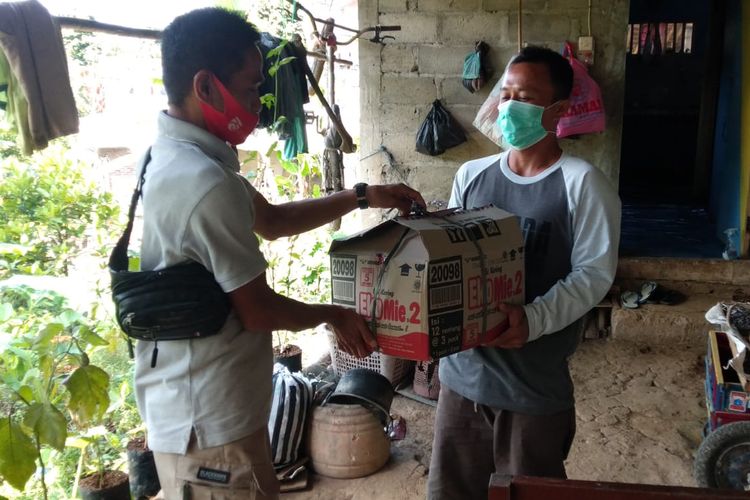 Suryadi (52), Ketua Satuan Tugas (Satgas) Jogo Tonggo Dusun Sindon, Desa Sambak, Kecamatan Kajoran, Magelang, Jawa Tengah (Jateng), memberikan bantuan bahan makanan kepada warga yang terdampak pandemi Covid-19 pada tahun 2020. Itu bagian dari praktik Jogo Tonggo yang digalakkan Pemprov Jateng.