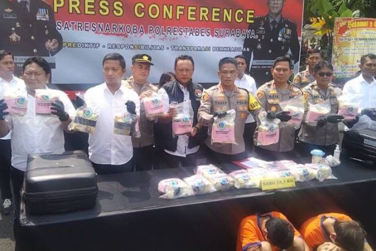 Kapolrestabes Surabaya Kombes Pol Yusep Akhmad Gunawan saat merilis pengungkapan kasus narkoba dengan barang bukti sabu-sabu seberat 24 kilogram di Mapolrestabes Surabaya, Senin (13/3/2023).