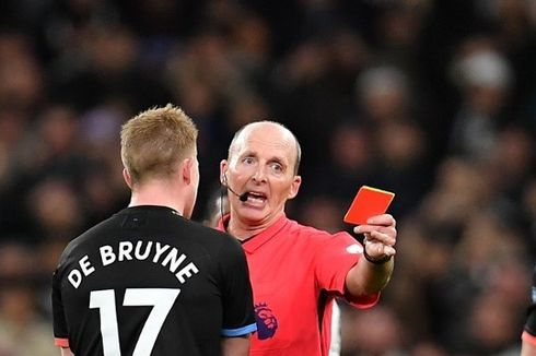 Mike Dean Dapat Ancaman Pembunuhan Usai Keluarkan 3 Kartu Merah