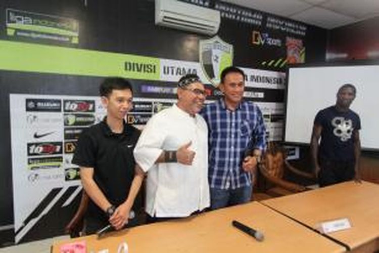Pelatih Pusamania Borneo FC Iwan Setiawan (tengah).
