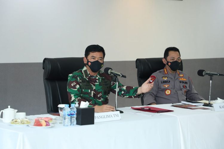 Panglima TNI Marsekal Hadi Tjahjanto dan Kapolri Jenderal Pol Listyo Sigit Prabowo berdialog dengan Forum Komunikasi Pimpinan Daerah (Forkopimda) Papua di Sentani, Jayapura, Papua, Kamis (27/05/2021).