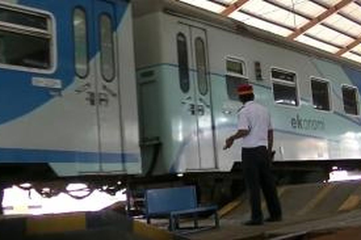 Petugas di Stasiun kereta api Purwosari, Solo, Jumat (24/4/2015). 