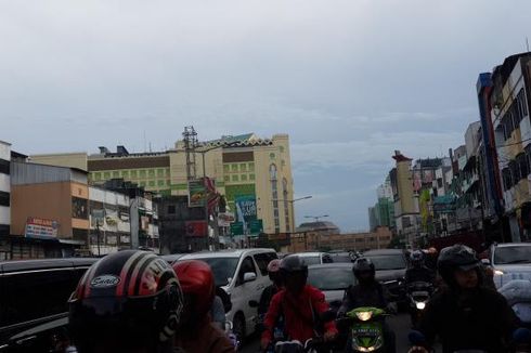 Jelang Penutupan Sudirman Thamrin, Jalan KH Mas Mansyur Padat