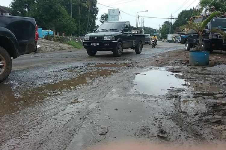 Kondisi Jl Kyai Haji Kasyim Asyari, Kendal, Jawa Tengah. rusak parah.