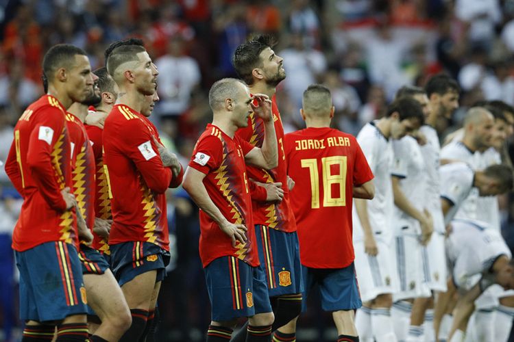 Reaksi pemain Spanyol dan Rusia saat adu penalti pada laga 16 besar Piala Dunia 2018 di Stadion Luzhniki, Minggu (1/7/2018). Timnas Rusia lolos ke babak perempat final setelah menyingkirkan Spanyol lewat drama adu penalti dengan skor 4-3.