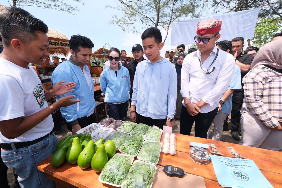 Calon wakil presiden (cawapres) nomor urut 2 Gibran Rakabuming Raka berdialog dengan anak-anak muda Banyuwangi dalam rangkaian acara bertajuk ?Gibran Mendengar? yang kali ini digelar di Banyuwangi, Rabu (10/1/2024). 
