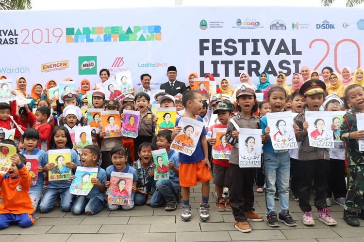 Festival Literasi disemarakkan oleh penampilan kolaborasi siswa tuna rungu dan tuna netra, performance dari para istri Forkopimda dan Bhayangkari, pameran perpustakan dan produk kerajinan dari 27 kabupaten/kota se-Jawa Barat, serta aksi flash mob Ayo Membaca oleh Ferry Curtis.
