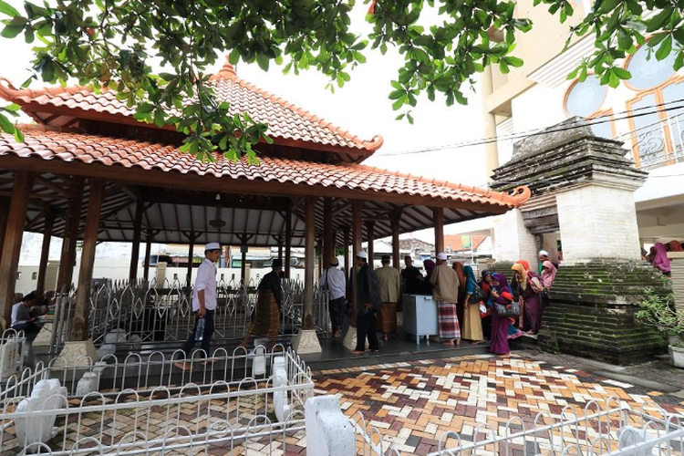 Makam Sunan Maulana Malik Ibrahim, salah satu wisata religi di Gresik, Jawa Timur  