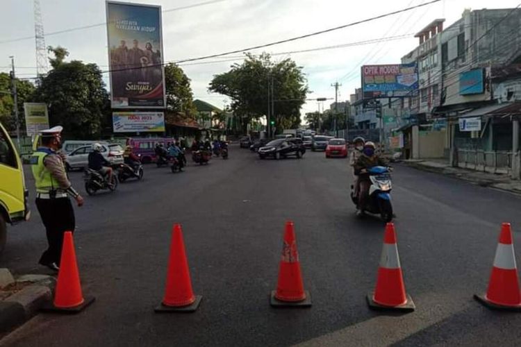 Para pengendara diminta berputar balik di sejumlah titik penyekatan menuju jalan protokol (pusat kota) di Bandar Lampung pada hari pertama penerapan PPKM darurat, Senin (12/7/2021).