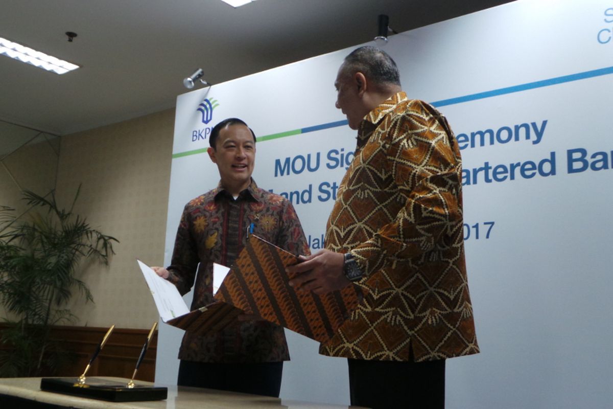 Kepala Badan Koordinasi Penanaman Modal (BKPM) Thomas Lembong seusai menandatangani nota kesepahaman tentang promosi investasi bersama Chief Executive Officer Standard Chartered Bank Indonesia Rino Donosepoetro, di kantor BKPM, Jakarta Selatan, Rabu (31/5/2017).